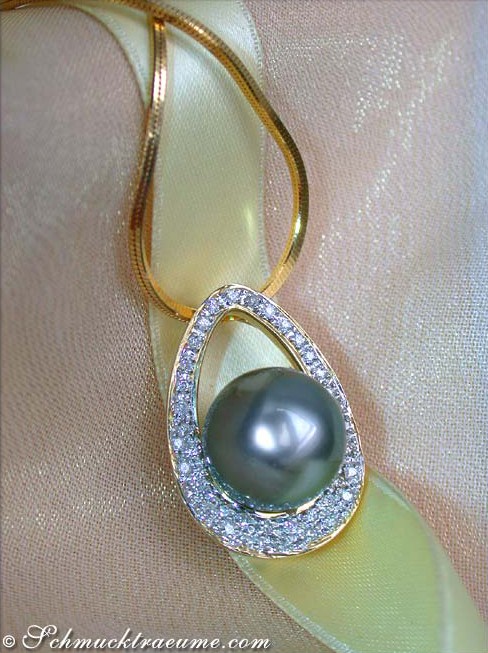 Goldener Perlenanhänger mit Diamantbesatz im Mikimoto-Stil