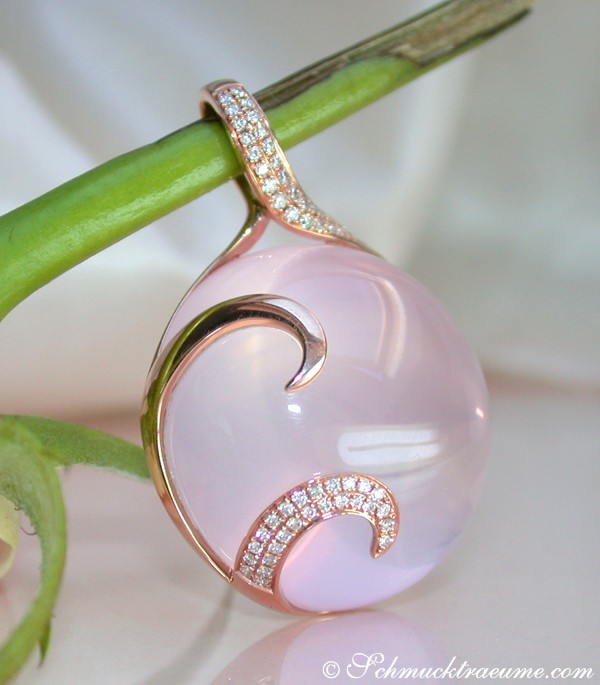 Rosenquarz-Anhänger mit Brillanten in Roségold, detailreich, elegant