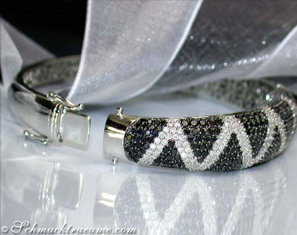 Schwarz-weiß Diamant-Armreif im Zig-Zag-Design auf Silberband, Detailaufnahme