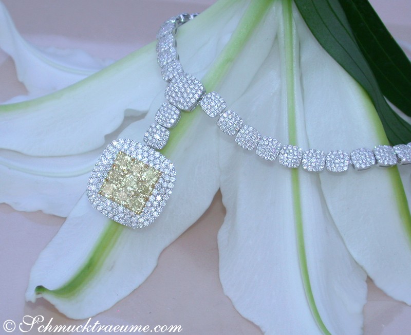 Collier mit gelben Diamanten und Brillanten auf Lilienblüte