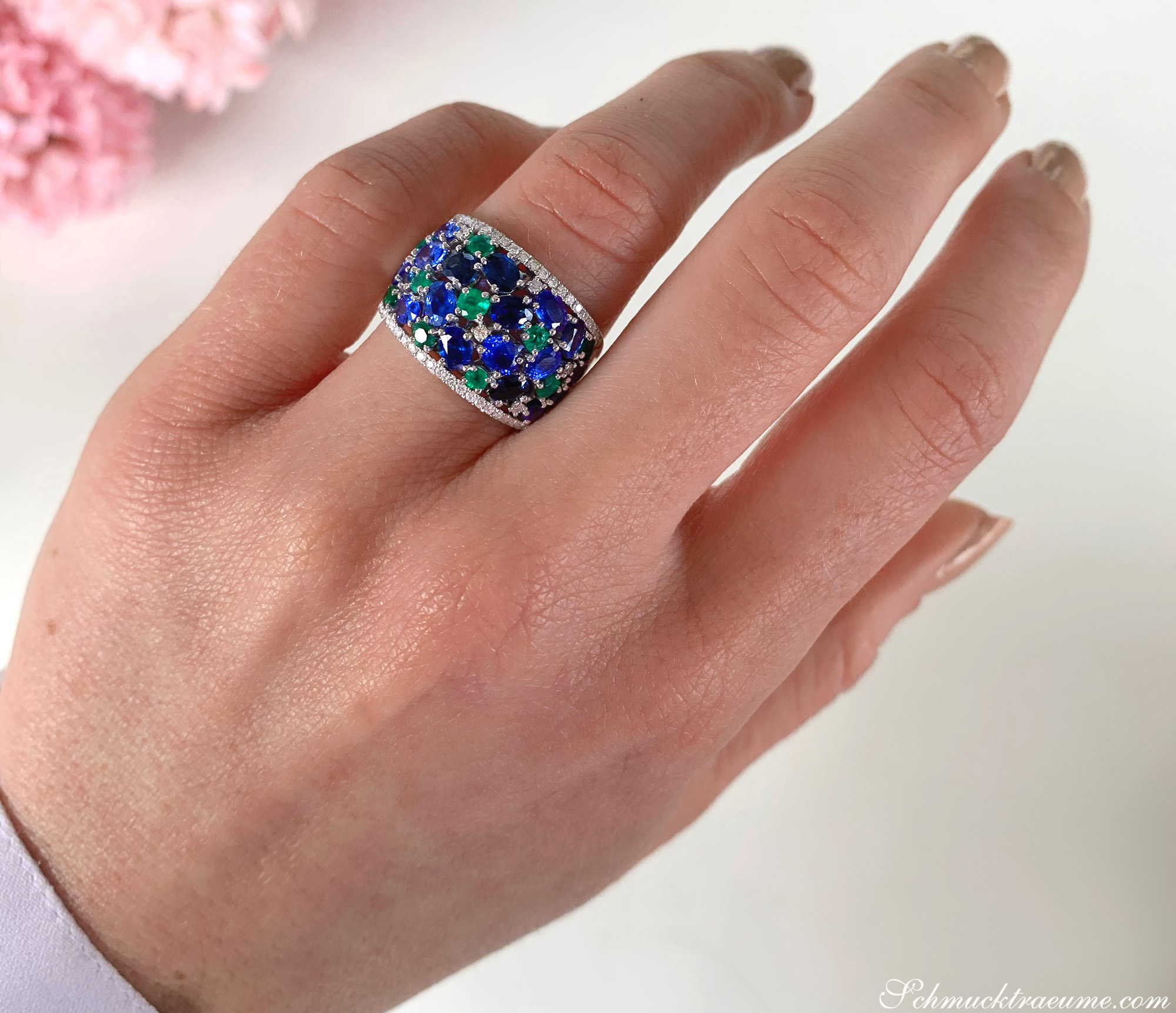 Fabelhafter Saphir Ring mit Smaragden und Brillanten - Image 3