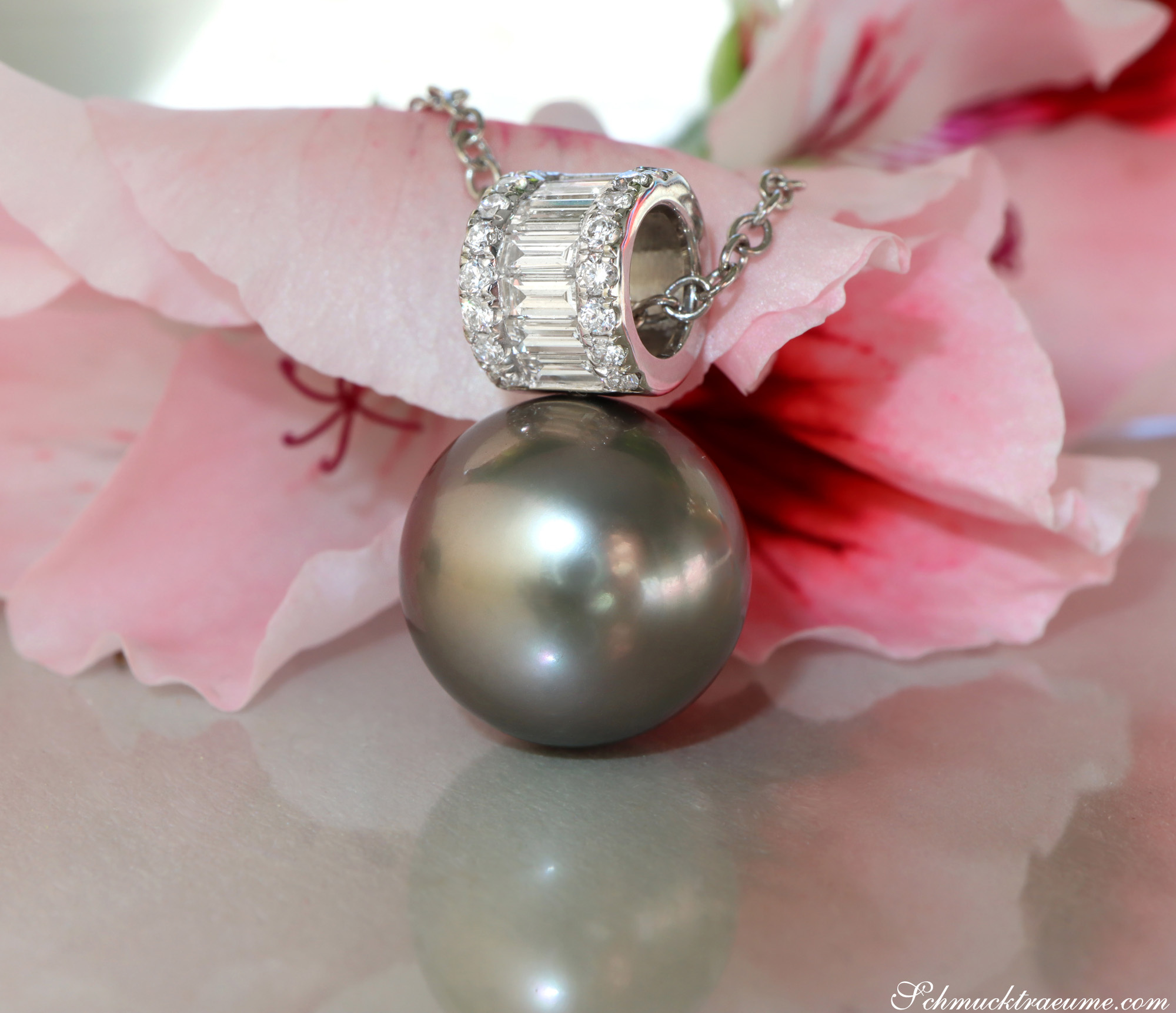 Tahitiperlen-Anhänger mit Baguette-Diamanten auf rosafarbener Blüte, elegant und luxuriös.