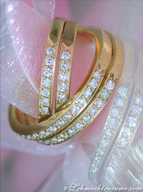 Gelbgold-Diamantring mit 1.350 Karat, Gewicht 15,40 Gramm, TW VS, Detailaufnahme auf rosa Stoff, prächtig.