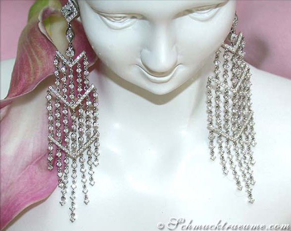 Extra lange Brillanten-Ohrgehänge, 9 cm, mit Diamanten auf weißem Mannequin