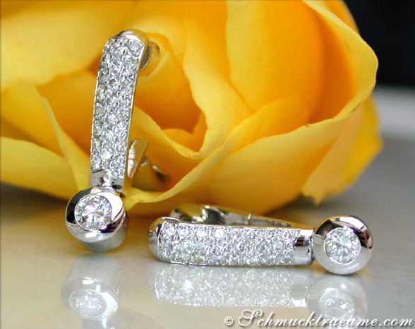 Detail der raffinierten Brillant-Ohrstecker mit 0.810 Karat TW VS Diamanten in Weißgold 750