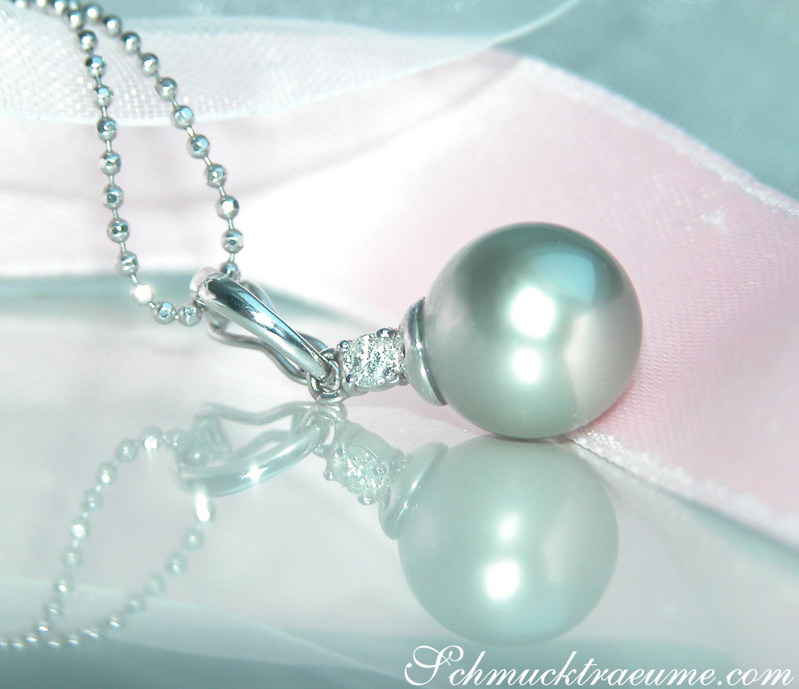 Tahitiperlen-Anhänger mit Brillant auf silberner Kette, zarte Perlen, elegantes Design