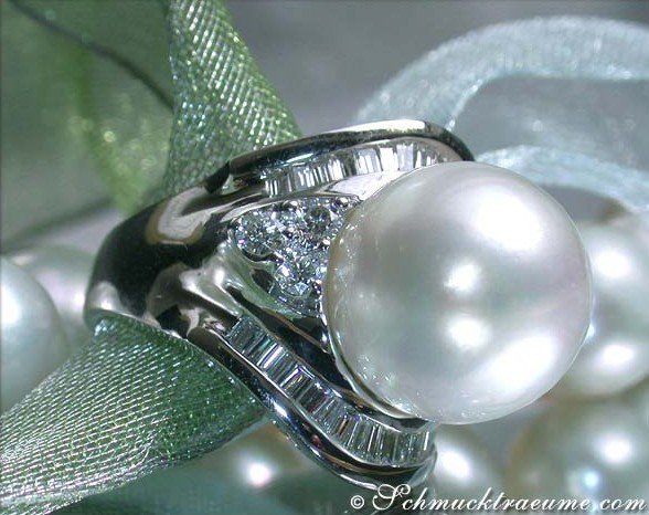 Weißgoldring mit großen Südseeperle und Brillanten, Detailaufnahme, elegant, glänzend.