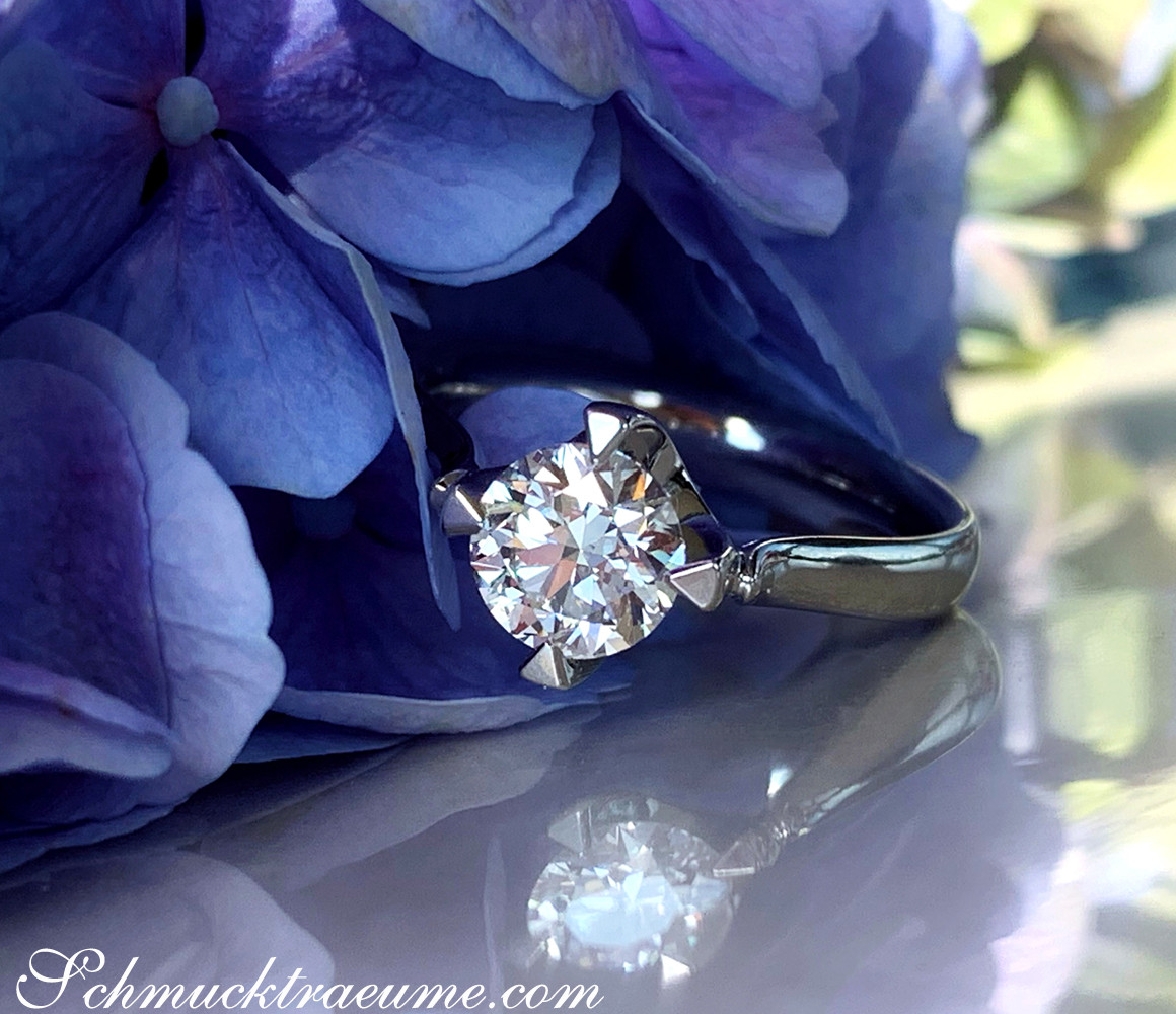 Blauer Hortensienblütenhintergrund mit glänzendem Brillant Solitär-Ring in Weißgold 750.