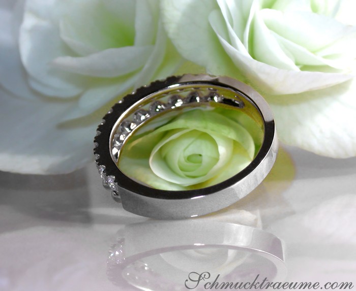 Schwarz-weißer Diamant-Ring mit Kugel-Design auf weißem Hintergrund