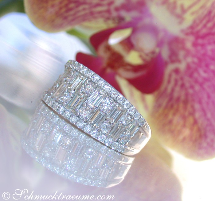 Blumig verziertes Diamantbandring-Detail mit Baguette-Diamanten in Weißgold.