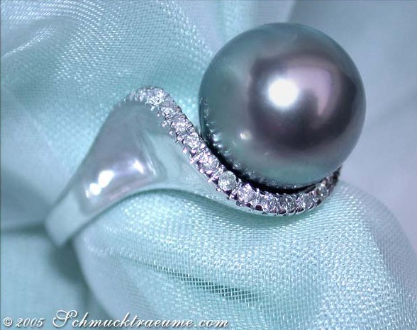Weißgold-Tahitiperlenring mit Brillantenkragen, Detailaufnahme, klassisch elegant