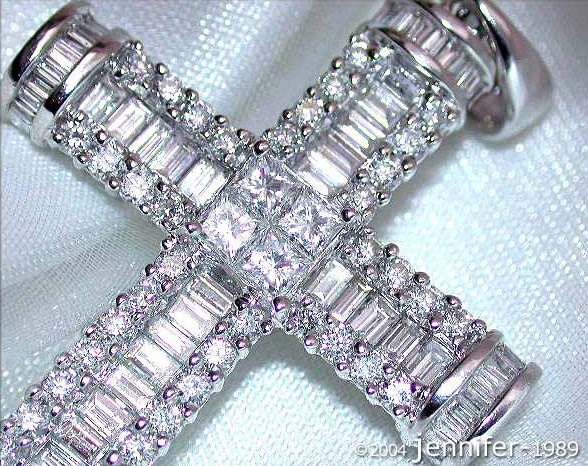 Imposanter Diamantenkreuzanhänger aus Weißgold 750, 3.250 Karat TW VS, glitzernd und aufwendig gestaltet