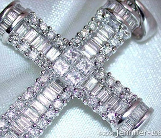 Imposanter Diamantenkreuzanhänger aus Weißgold 750, 3.250 Karat TW VS, glitzernd und aufwendig gestaltet