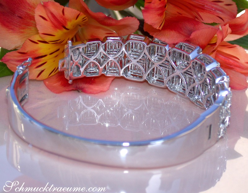 Silberner Armband mit Baguette-Diamanten auf Blütenhintergrund