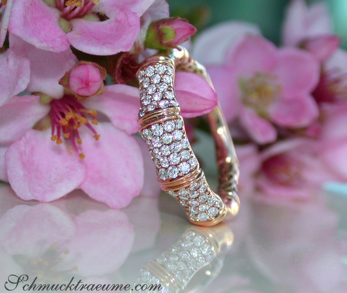 Diamantring im Bambus-Design, roségold, detailreich, Blumenhintergrund.