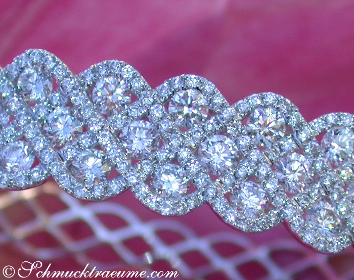 Detailansicht des Diamantenarmreifs mit weißgoldner Verarbeitung und funkelnden Brillanten