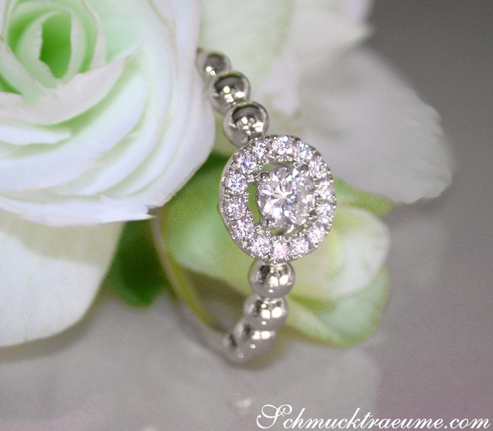 Weißgold-Diamant-Ring mit Kugel-Design auf Rosenblüte