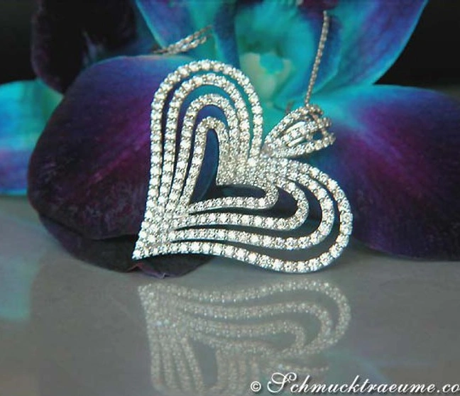 Blumendeko mit Diamant Herzanhänger, Detailaufnahme, elegantes Design Blumendeko mit Diamant Herzanhänger, Detailaufnahme, elegantes Design