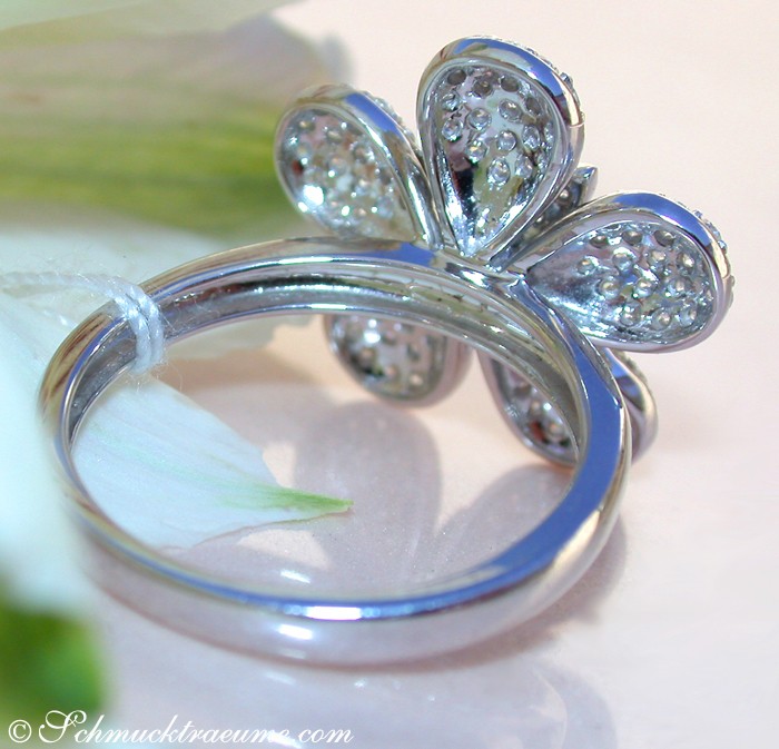 Blumenformiger Brillantenring aus Weißgold 585, Detailaufnahme mit funkelnden Diamanten.