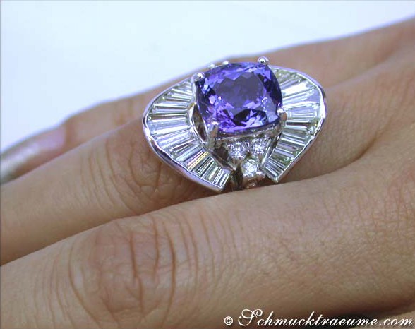 Weißgoldring mit Tansanit und Diamanten, Detailaufnahme, auf Finger getragen
