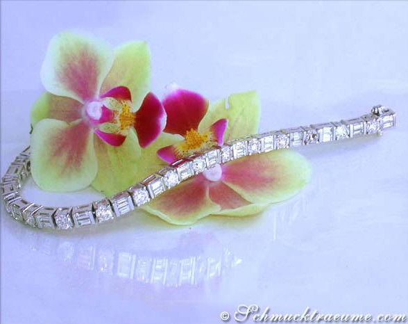 Orchideenblüten mit Diamant-Armband, Detailaufnahme, Weißgold, Brillanten, Blütenhintergrund