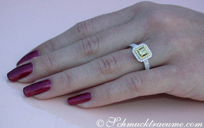 Detailaufnahme des gelb-weißen Goldrings mit brillantenbesetztem Zentrum und Diamantenbesatz am Band