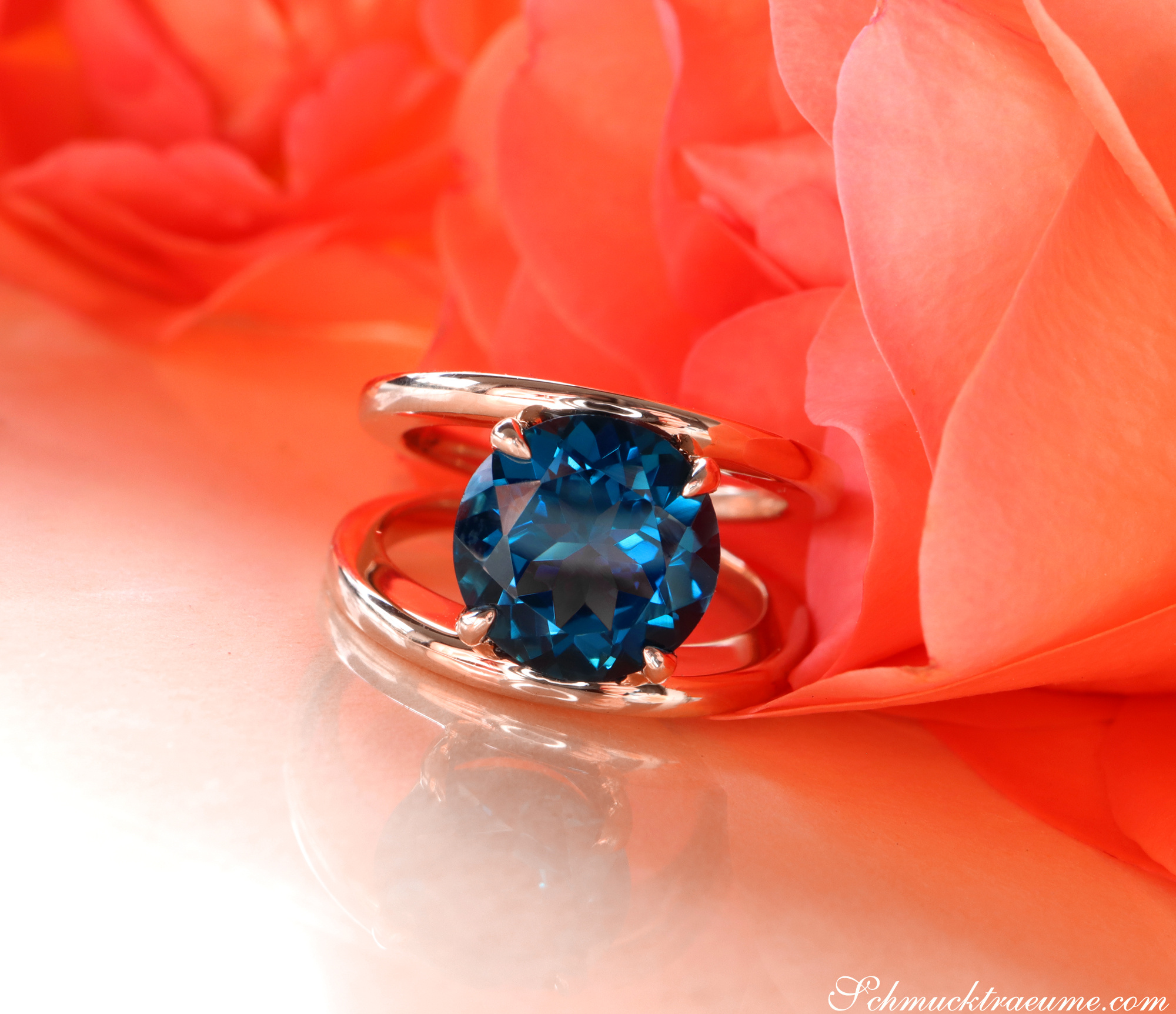 Blautopas-Ring in 585er Roségold auf Rosenblüte