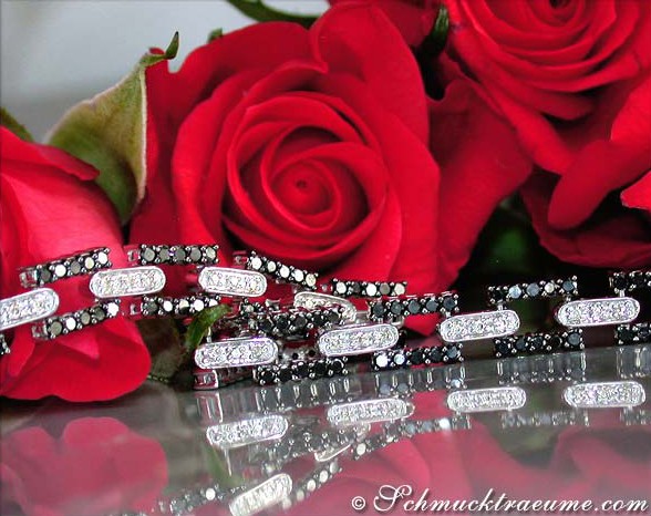 Schwarze Diamant-Armband im Gliederdesign, Detailaufnahme, rote Rosen im Hintergrund
