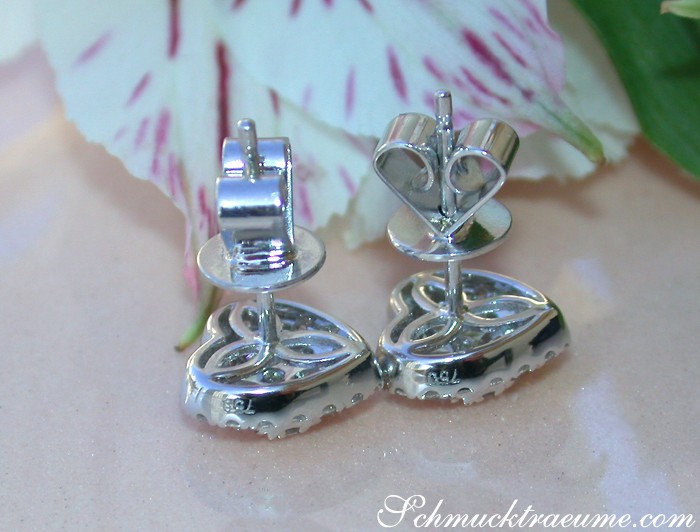 Herz-Ohrringe aus Weißgold mit Brillanten, detailreich, elegant.