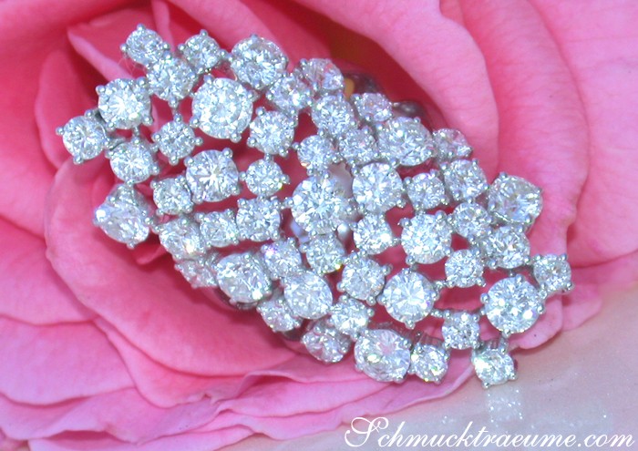 Weißgold-Ring mit funkelnden Brillanten wie in einem Wasserfall