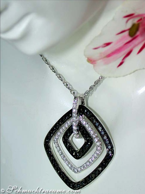 Schwarz-weißer Diamant-Anhänger mit quadratischem Design auf Kette