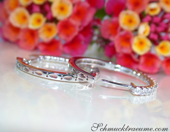 Blumendeko mit Diamant Creolen in Weißgold 750