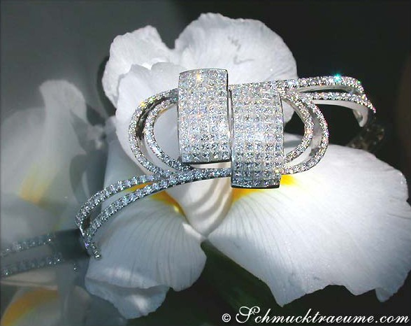 Detailansicht des massiven Diamanten-Armreifs mit Prinzessschliff-Brillanten auf Orchidee.
