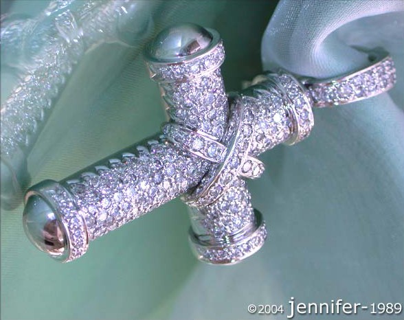 Detailansicht des massiven Brillantenkreuzes in Weißgold 750, mit funkelnden Diamanten.