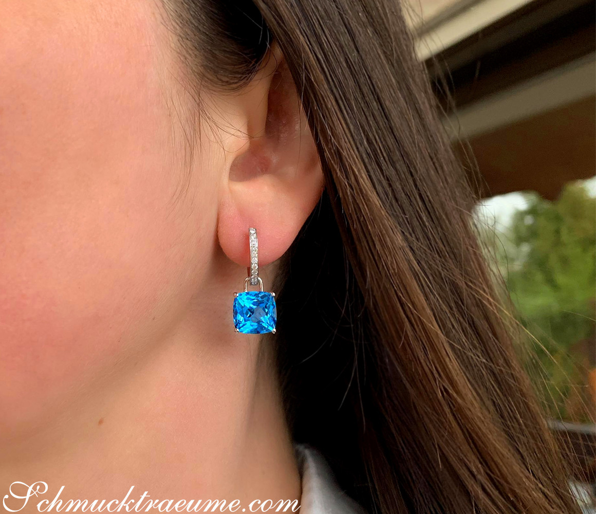 Weißgold-Ohrring mit Blautopas und Diamanten, Detailansicht, elegant getragen