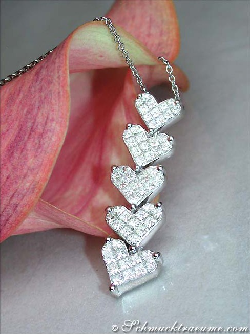 Detail des Diamanten Herz Colliers mit funkelnden Steinen in Weißgold 750