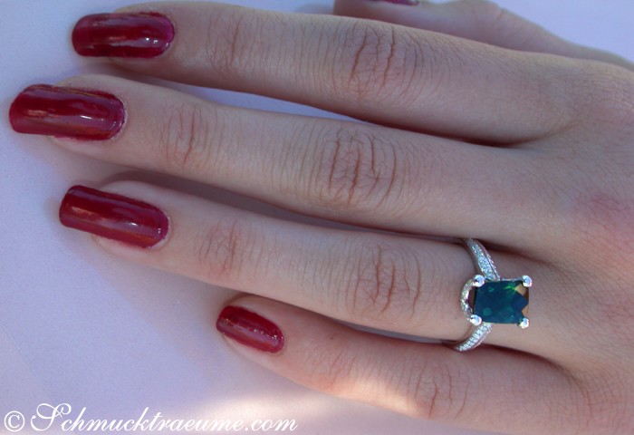 Weißgold Turmalin Brillanten Ring auf Hand mit rotem Nagellack