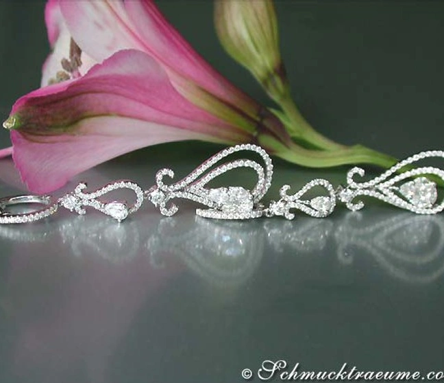 Blumenpracht und Diamant-Ohrgehänge in Illusion-Design Blumenpracht und Diamant-Ohrgehänge in Illusion-Design