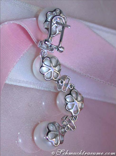 Weißgold-Ohrringe mit Perlen und Diamanten, Detailaufnahme