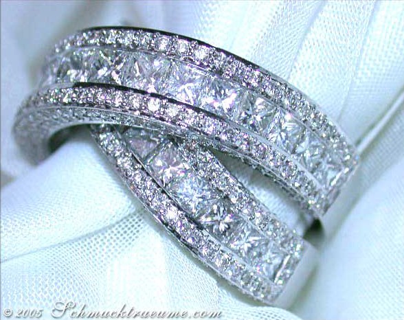 Detailaufnahme eines Diamantringes in Weißgold mit Prinzessschliff-Diamanten