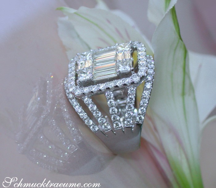Weißgold 750 Ring mit Princess- und Baguette-Diamanten, detailreich, elegant, blütenähnlichem Hintergrund