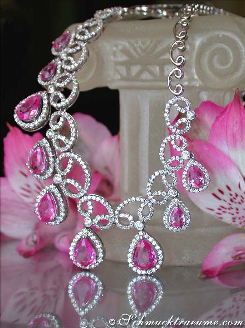 Prachtvolles Pink Saphir-Collier mit Brillanten, detailreich, elegant, auf weißem Hintergrund präsentiert