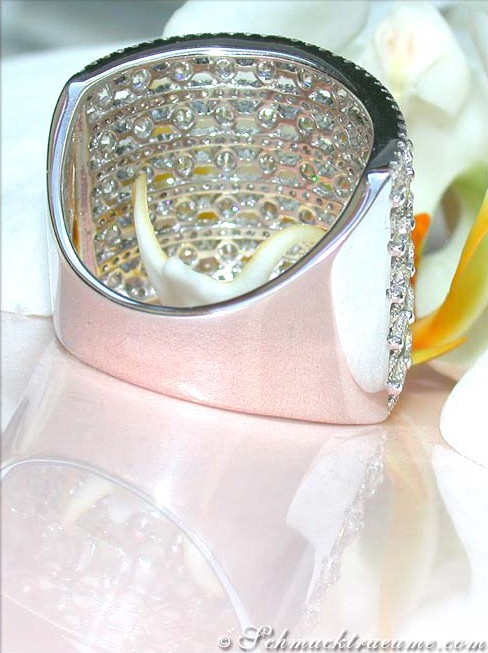 Weißgold-Ring mit Brillanten, Detailaufnahme, makellose Fassung, elegant