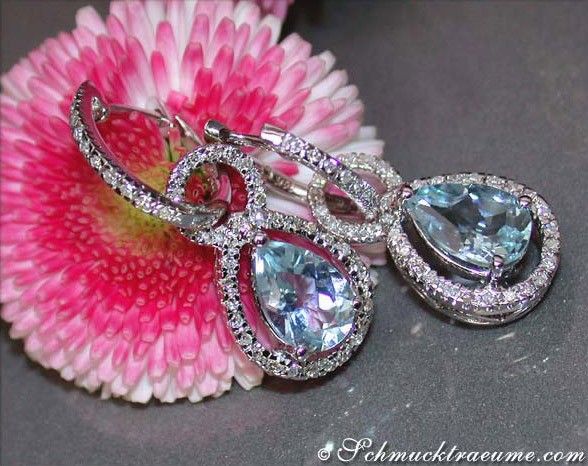 Detail der wunderschönen Aquamarin-Tropfen-Ohrringe mit Diamanten