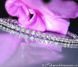Diamant-Tennisarmband in Weißgold 750 mit 46 Brillanten, lila Blume im Hintergrund