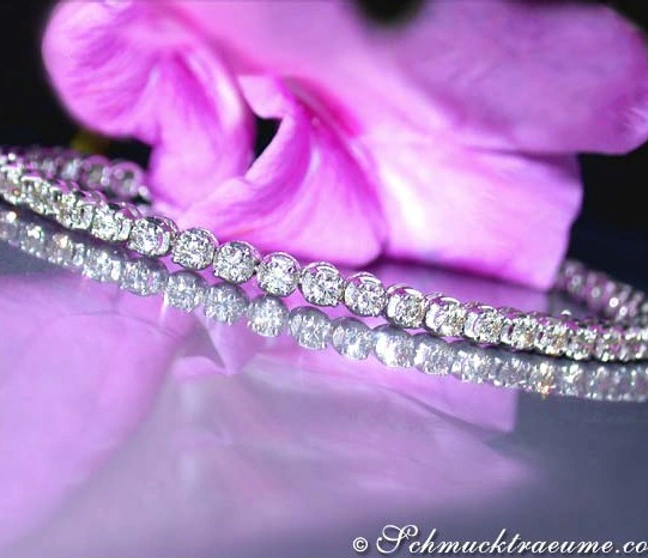 Diamant-Tennisarmband in Weißgold 750 mit 46 Brillanten, lila Blume im Hintergrund Diamant-Tennisarmband in Weißgold 750 mit 46 Brillanten, lila Blume im Hintergrund