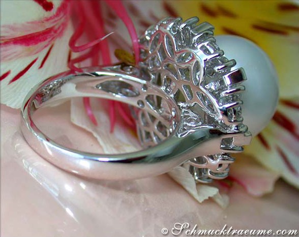 Weißgold-Ring mit Südseeperle & Brillanten, Detailaufnahme, Blumenhintergrund