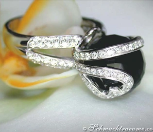 Onyx-Ring mit Brillanten auf Muschel, Detailaufnahme