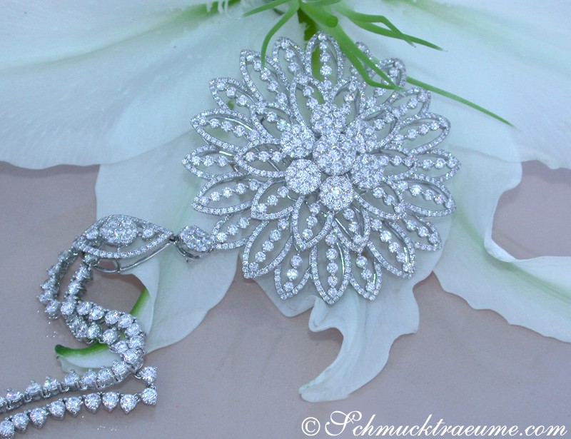 Blumiger Diamant-Anhänger in Blütenform, 13.900 Karat, 36,40 Gramm