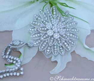 Blumiger Diamant-Anhänger in Blütenform, 13.900 Karat, 36,40 Gramm